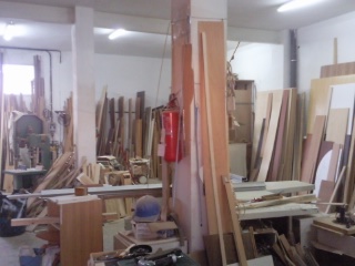 Taller de carpintería con madera